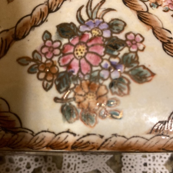 Vintage Porcelain Chinoiserie Decorative Trinket Box. Hand Painted with flowers - Picture 5 of 10